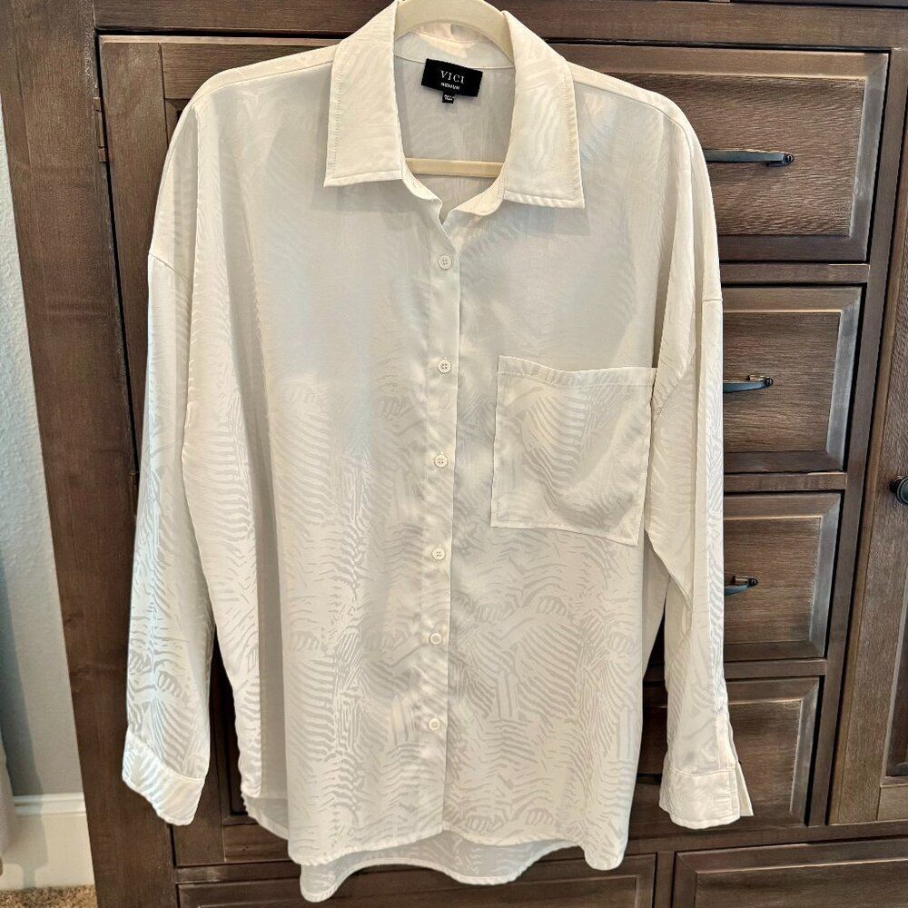VICI White Satin Jacquard Button Down Blouse Women’s Size M